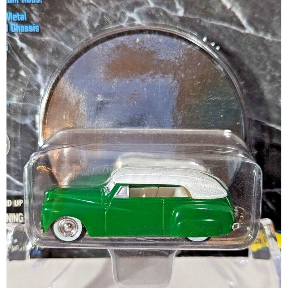 Johnny Lightning Show Rods Diecast Car 1941 Phaeyton Mirror Stand Green White